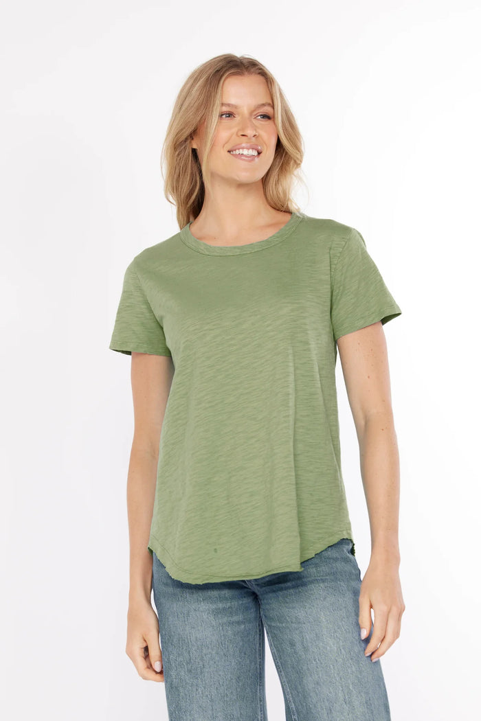 CREW NECK TEE W/CURVE HEM-HAZEL-MODODOC