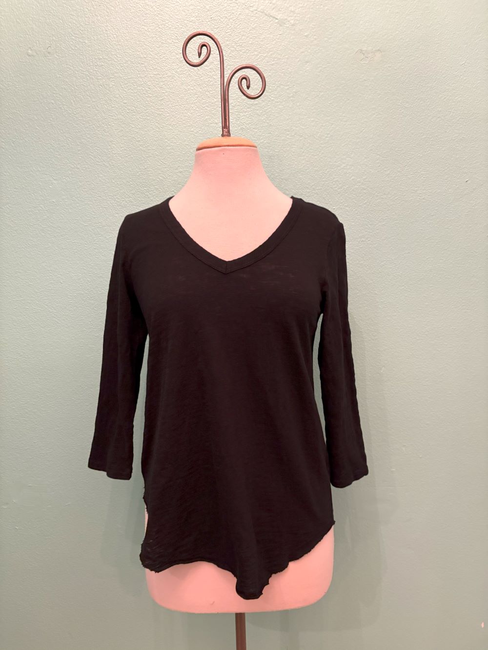 3/4 SLEEVE TEE W/CURVE HEM-BLACK-MODODOC