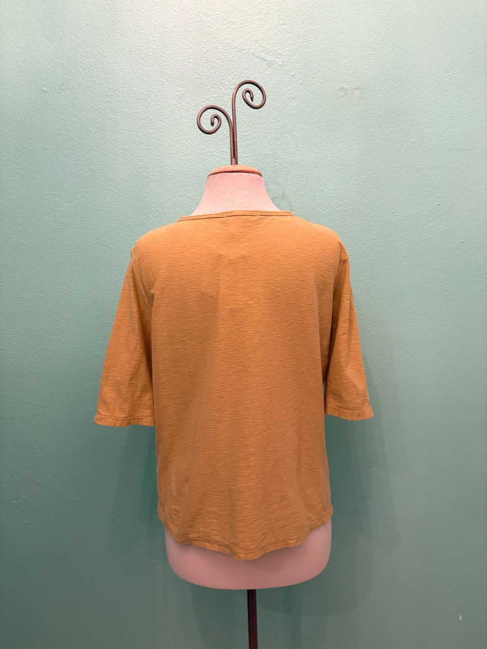 Back view of Mustard Seed linen cotton short sleeve tee on mannequin