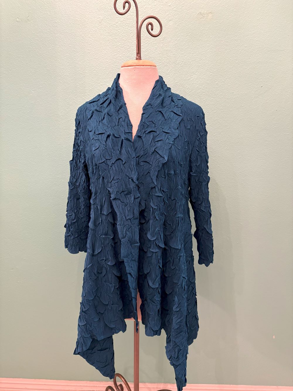 Front view of blue crinkle texture cardigan with waterfall hem on mannequin