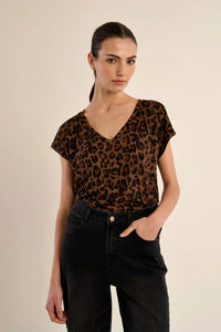 LEOPARD V-NECK T-SHIRT-CAMEL-MOLLY BRACKEN