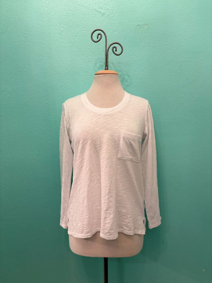 Front view of casual white long sleeve tee with pocket on mannequin
