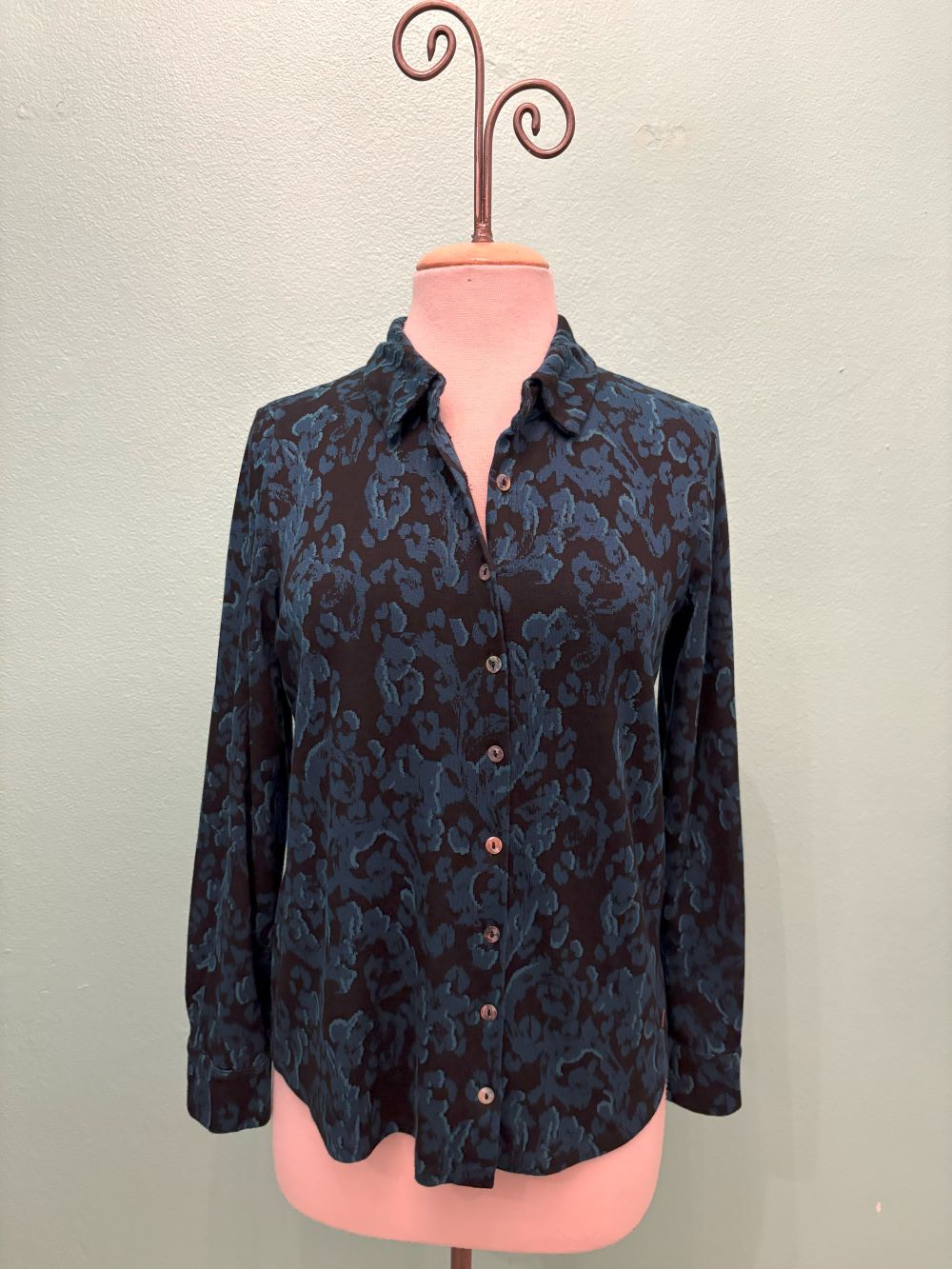FITTED FLORAL JACQUARD BLOUSE-PEACOCK-CUT LOOSE