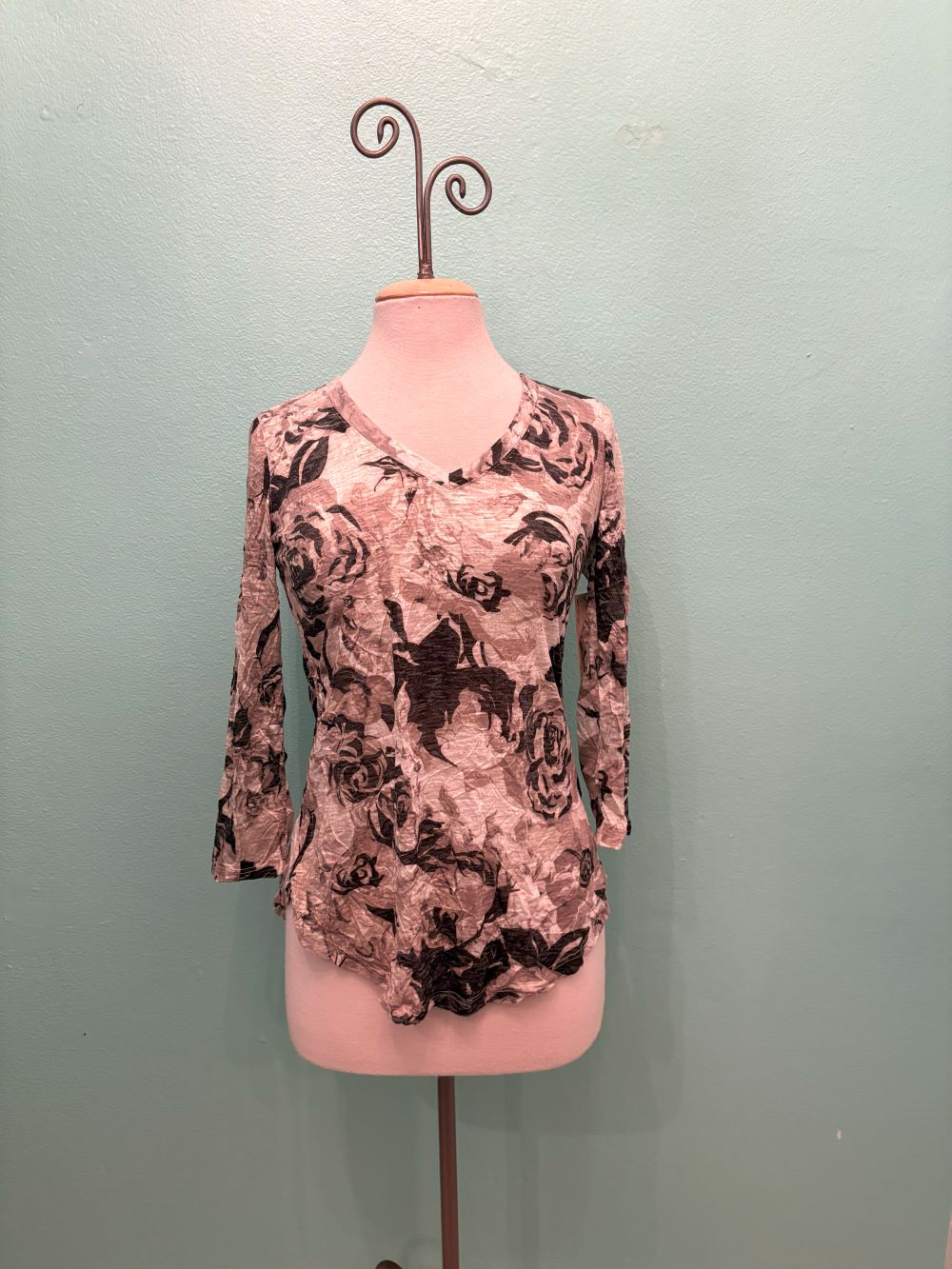 PRISCILLA 3/4 SLEEVE V-NECK TOP-LEGER