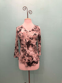 PRISCILLA 3/4 SLEEVE V-NECK TOP-LEGER