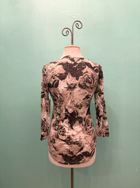 PRISCILLA 3/4 SLEEVE V-NECK TOP-LEGER