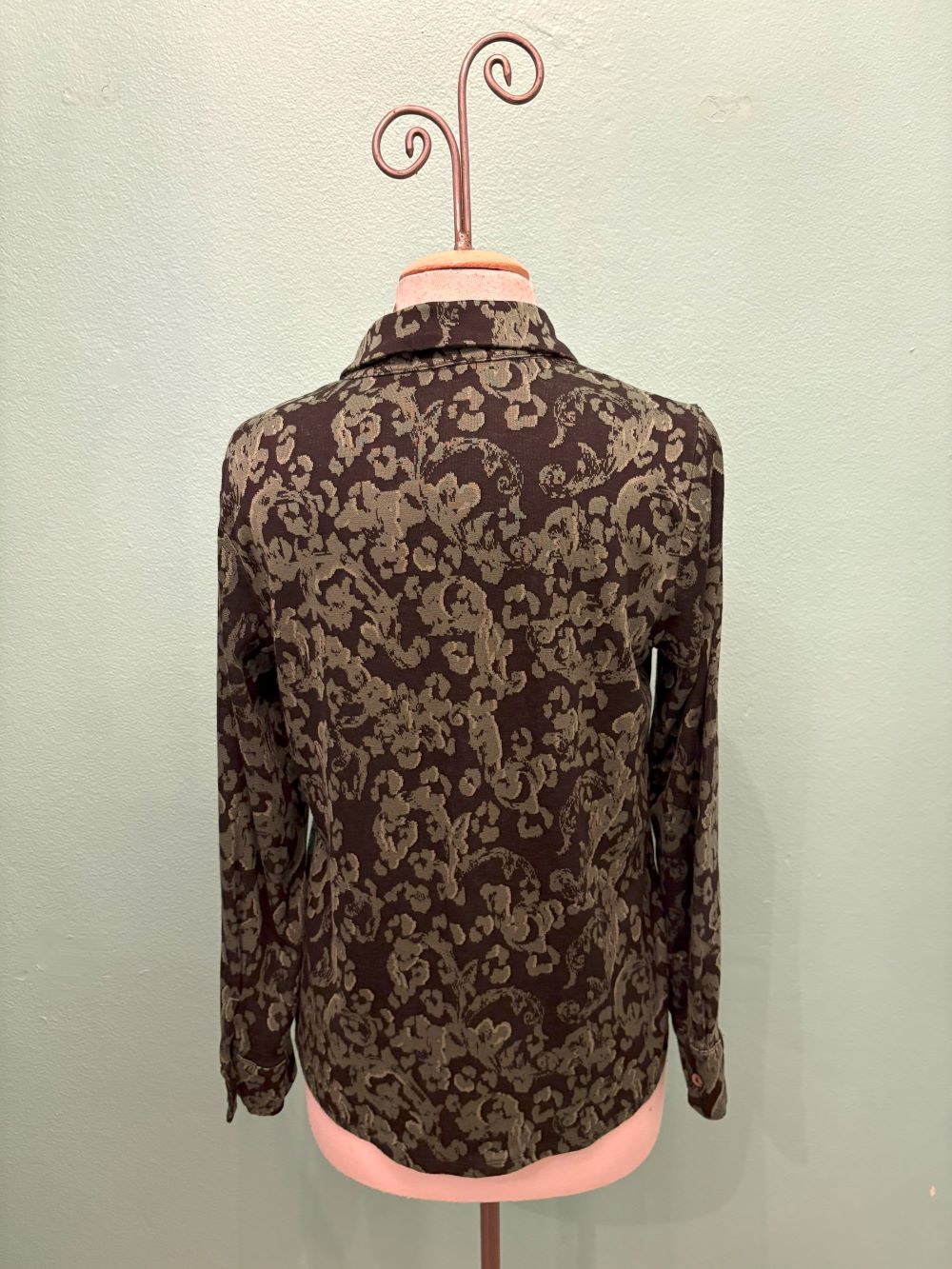 FITTED FLORAL JACQUARD BLOUSE-SUCCULENT-CUT LOOSE