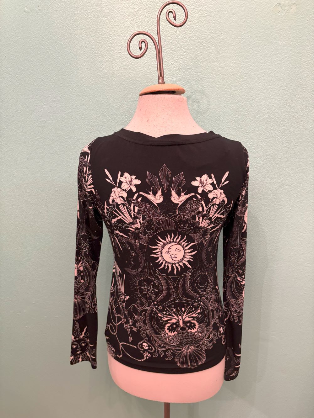 JANIE FAVORITE LONG SLEEVE BOAT NECK-KRYSALLIS-JOHNNY WAS