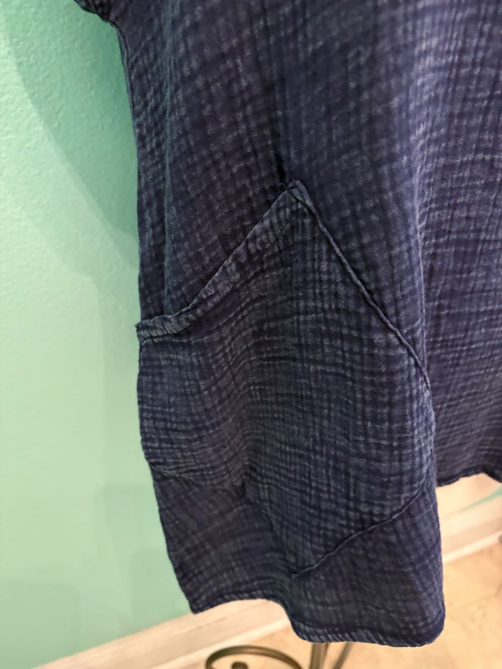 GAUZE SCOOP NECK W/POCKET-INDIGO-COTTON LANI