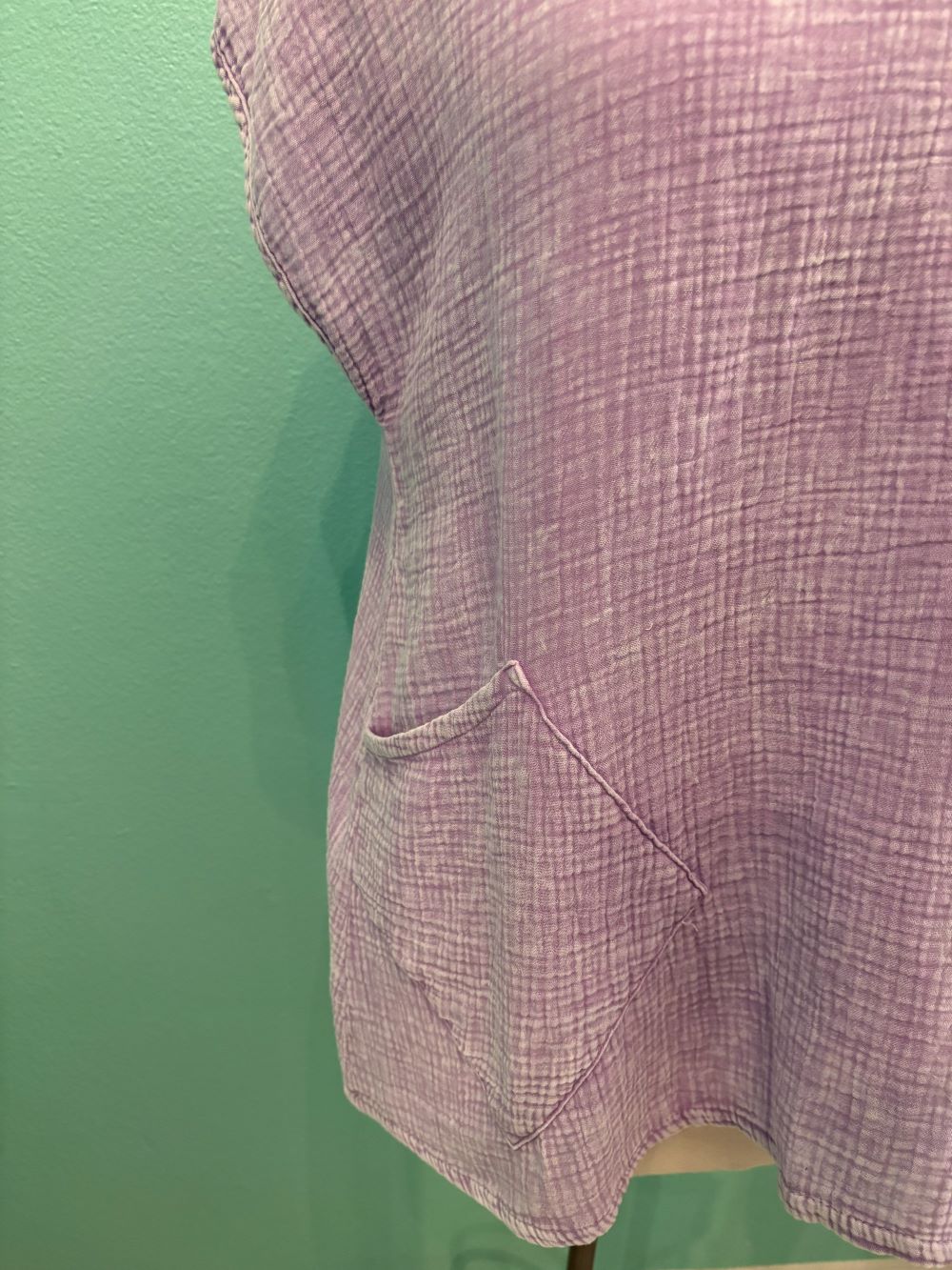 GAUZE SCOOP NECK W/POCKET-LILAC-COTTON LANI