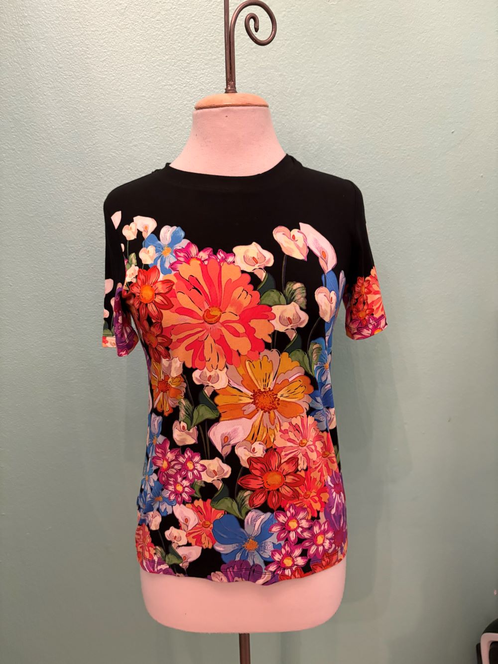 THE JANIE FAV SHORT SLEEVE CREW TEE-GERBERA SCARF-JOHNNY WAS