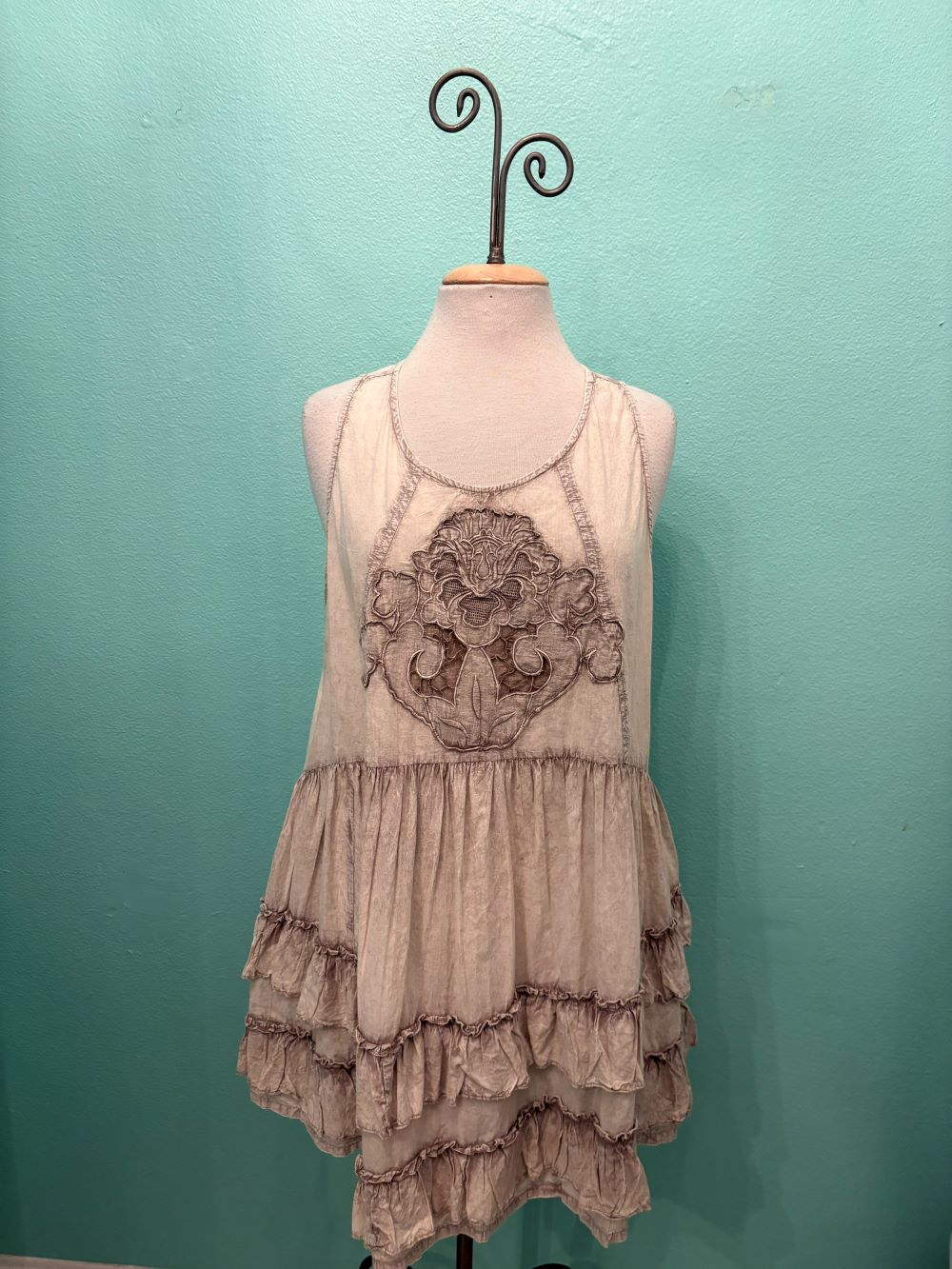 SLEEVELESS TOP W/CROCHET & EMBROIDERY-TEA DYE-PAPER LACE