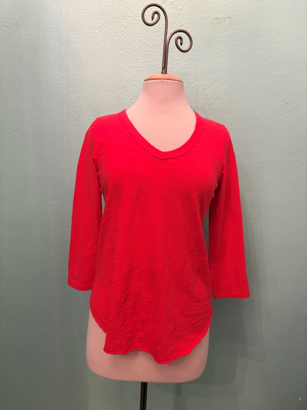 3/4 SLEEVE TEE W/CURVE HEM-FIERY GLOW-MODODOC
