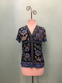 THE JANIE FAV BUTTON NECK TEE-DELMIRA-JOHNNY WAS