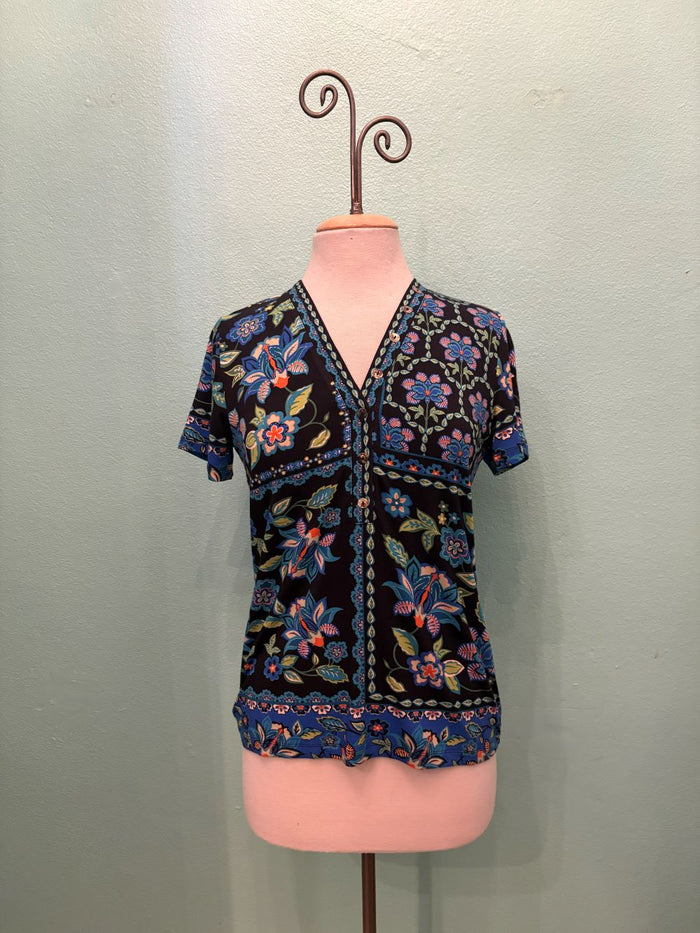 THE JANIE FAV BUTTON NECK TEE-DELMIRA-JOHNNY WAS