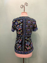 THE JANIE FAV BUTTON NECK TEE-DELMIRA-JOHNNY WAS