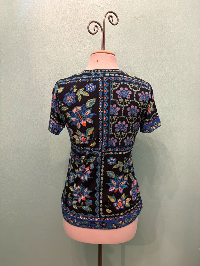THE JANIE FAV BUTTON NECK TEE-DELMIRA-JOHNNY WAS