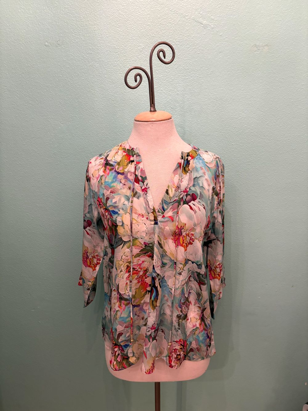 MAGNOLIA V-NECK W/ TASSEL BLOUSE-APNY