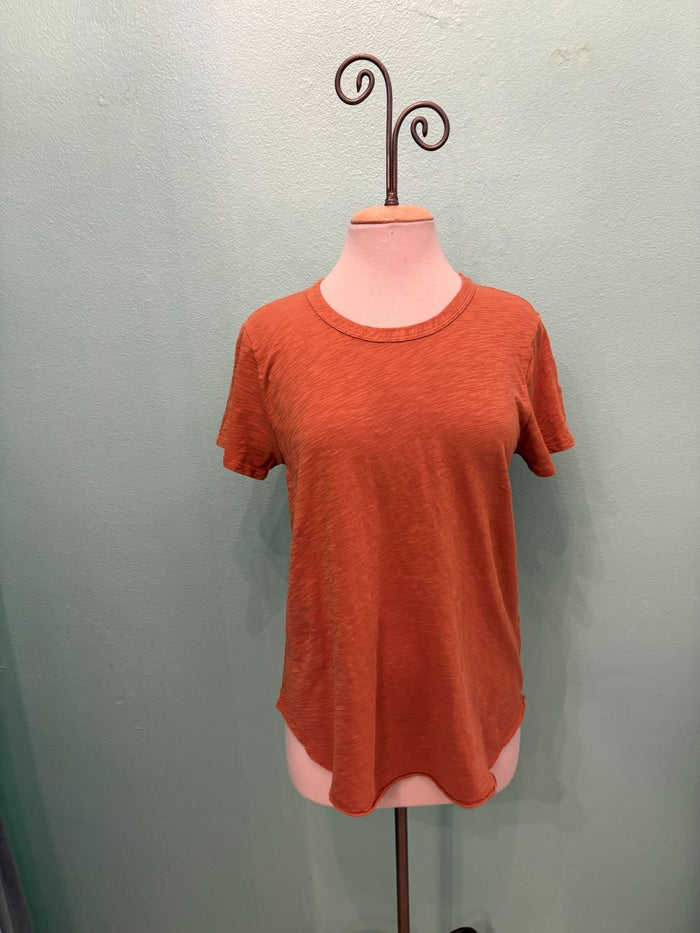 CREW NECK TEE W/CURVE HEM-HONEY GLAZE-MODODOC