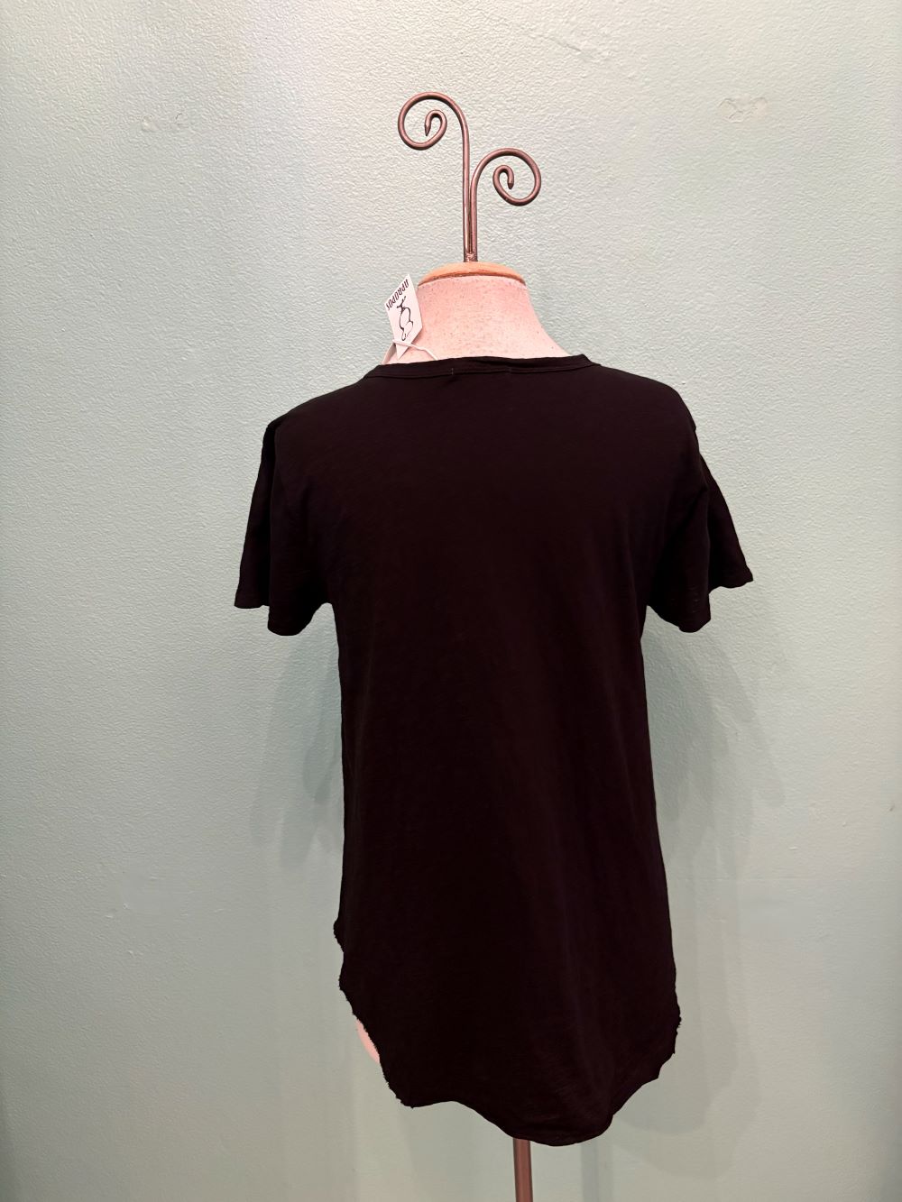 CREW NECK TEE W/CURVE HEM-BLACK-MODODOC