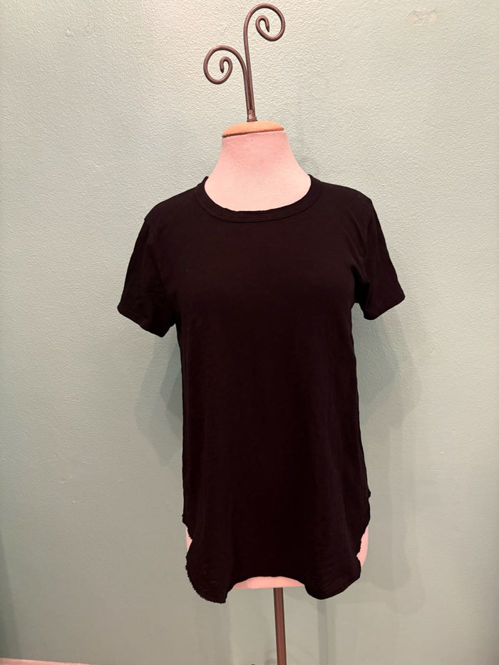 CREW NECK TEE W/CURVE HEM-BLACK-MODODOC