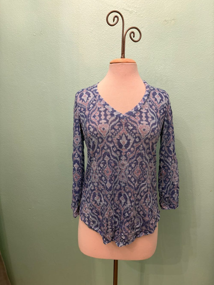 KAIA 3/4 SLEEVE V-NECK TOP-LEGER