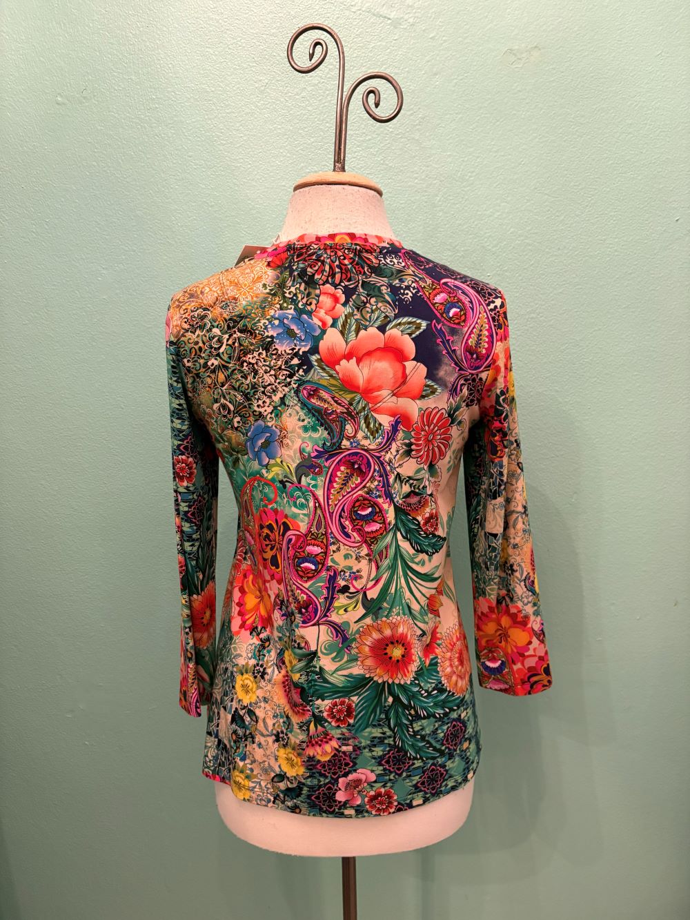 JANIE FAVORITE 3/4 SLEEVE V-NECK TEE-CARLINA SCARF-JOHNNY WAS
