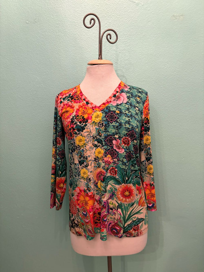 JANIE FAVORITE 3/4 SLEEVE V-NECK TEE-CARLINA SCARF-JOHNNY WAS