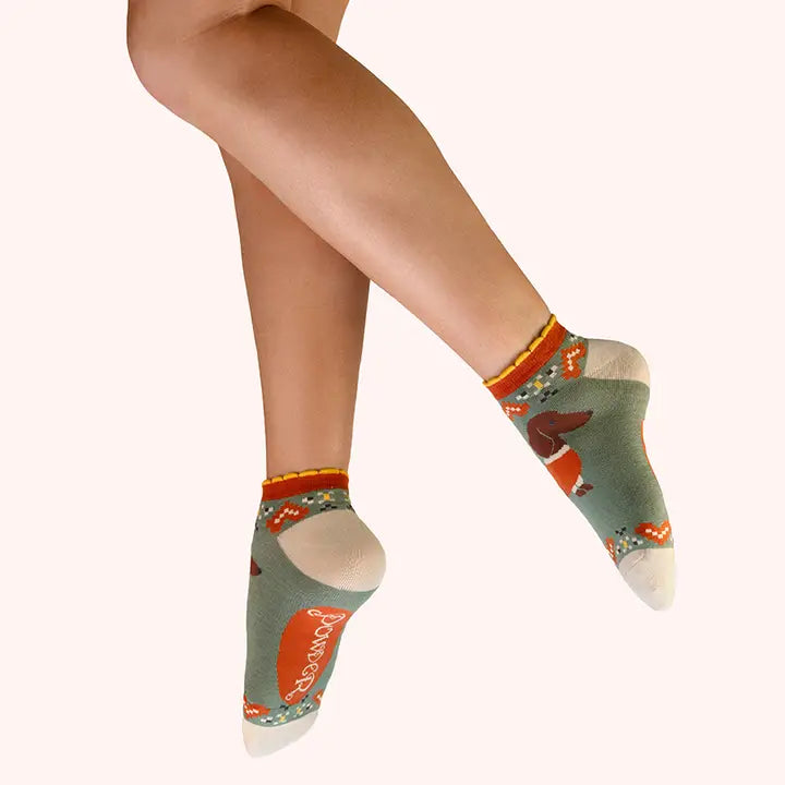 SNUGGLY SAUSAGE DOGS TRAINER SOCKS-POWDER