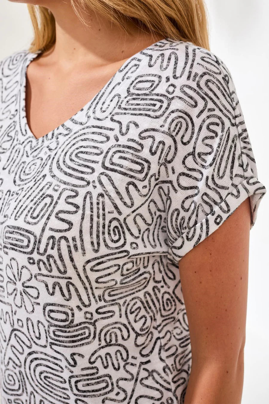 CAP SLEEVE WEAR 2 WAYS TOP-WHT/BLK-TRIBAL