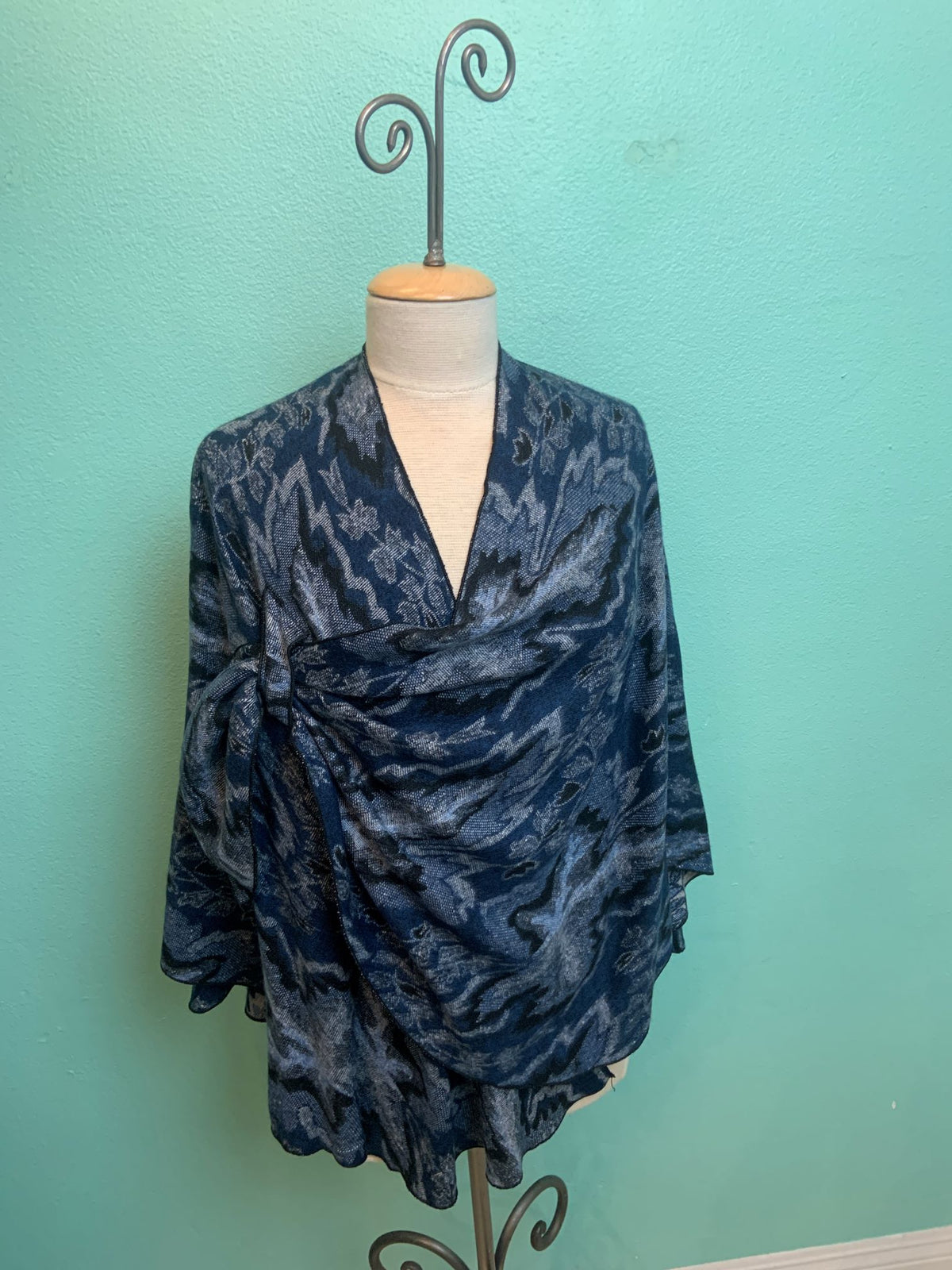 REVERSIBLE CASHMERE SHAWL W/LOOP-RAPTI FASHIONS