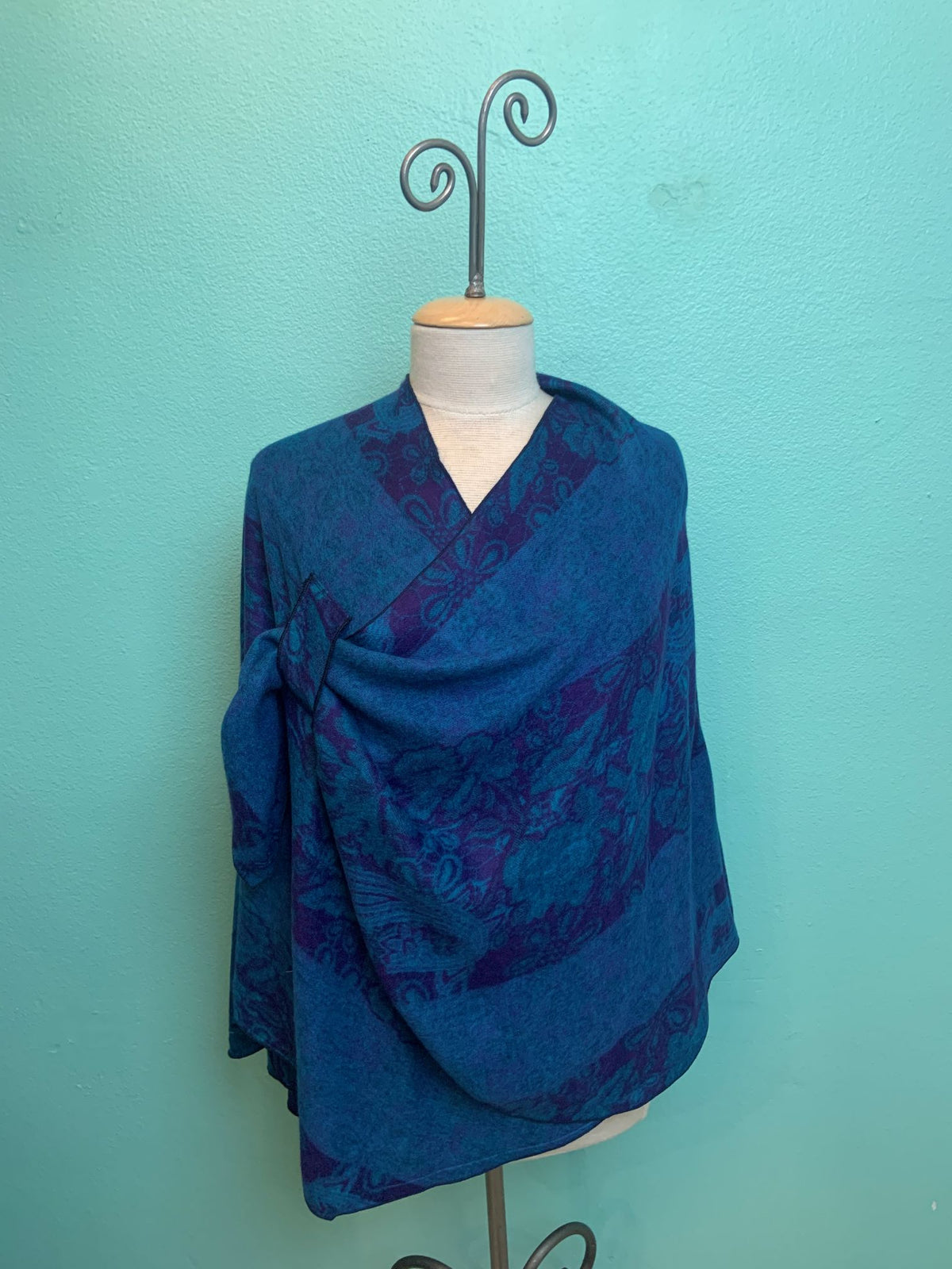 REVERSIBLE CASHMERE SHAWL W/LOOP-RAPTI FASHIONS
