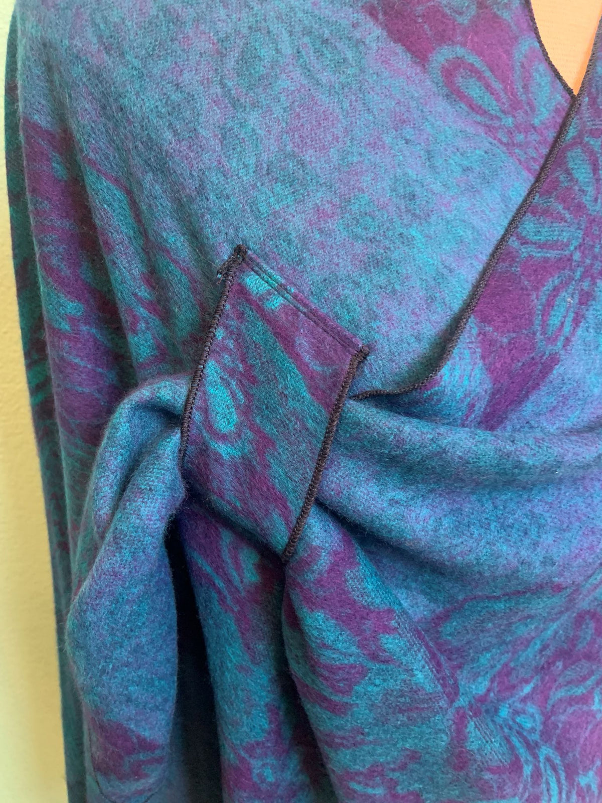 REVERSIBLE CASHMERE SHAWL W/LOOP-RAPTI FASHIONS