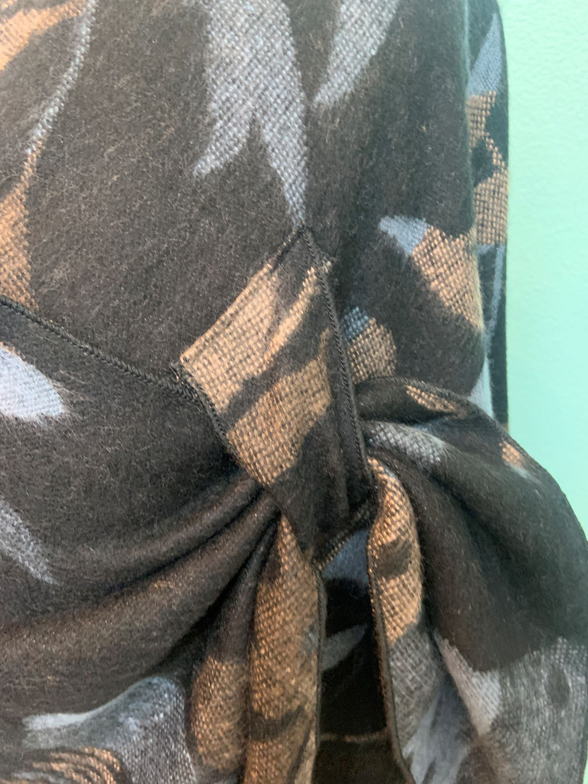 REVERSIBLE CASHMERE SHAWL W/LOOP-RAPTI FASHIONS