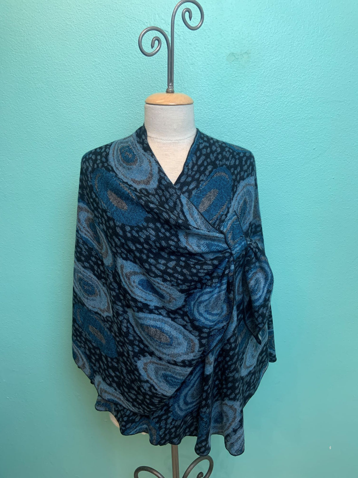 REVERSIBLE CASHMERE SHAWL W/LOOP-RAPTI FASHIONS