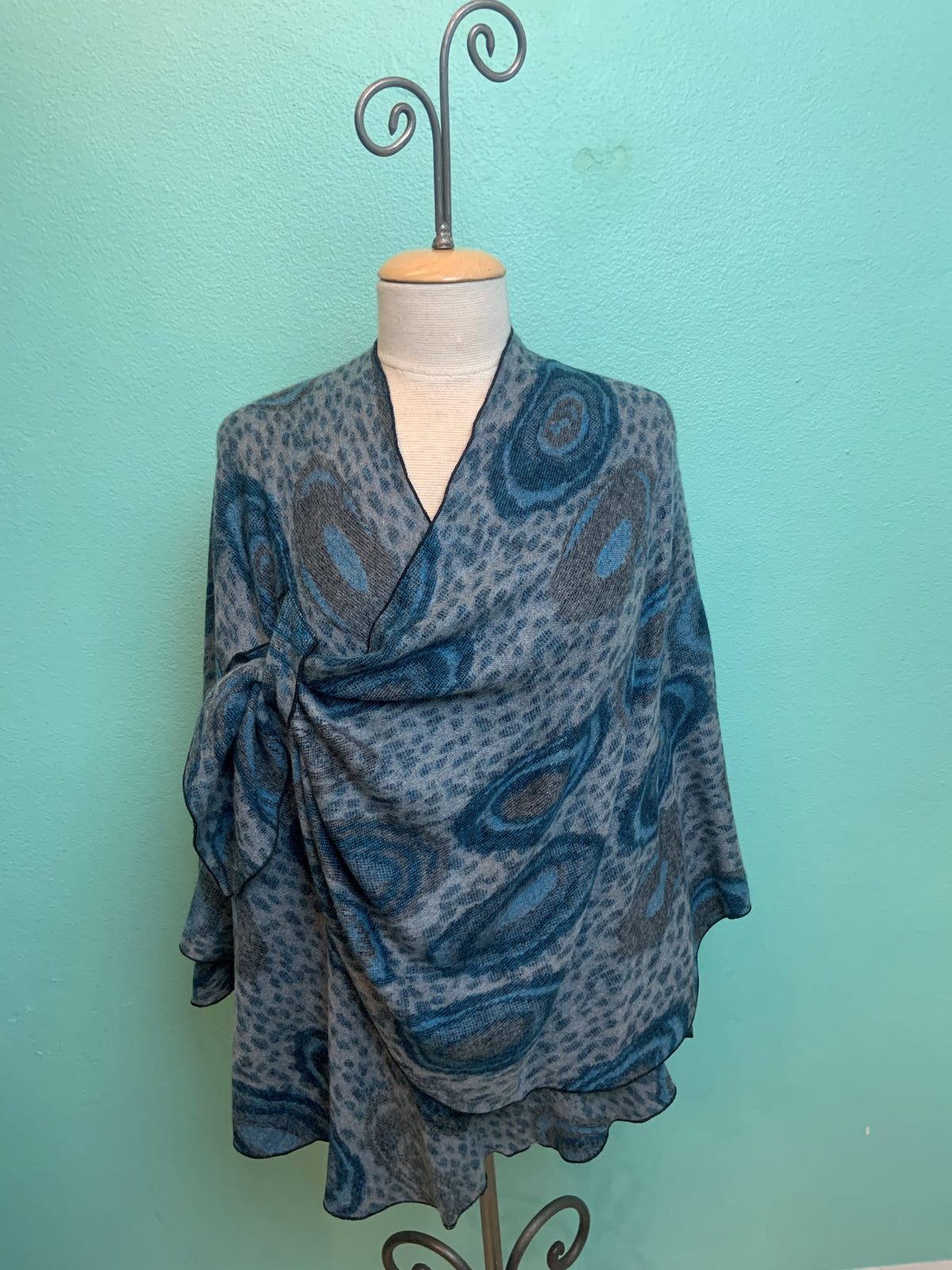 REVERSIBLE CASHMERE SHAWL W/LOOP-RAPTI FASHIONS
